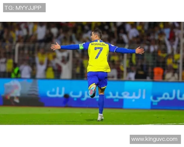 足球巨星低调现身潮流鞋店引发球迷热议购物细节成焦点