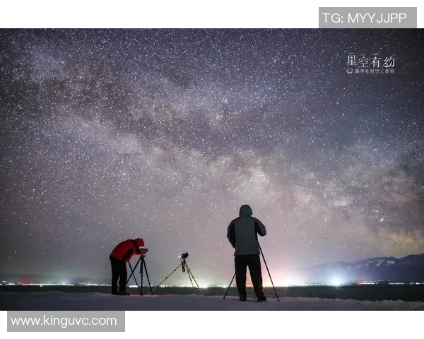 足球星空璀璨之夜，仰望星辰与梦想交织的绿茵场景